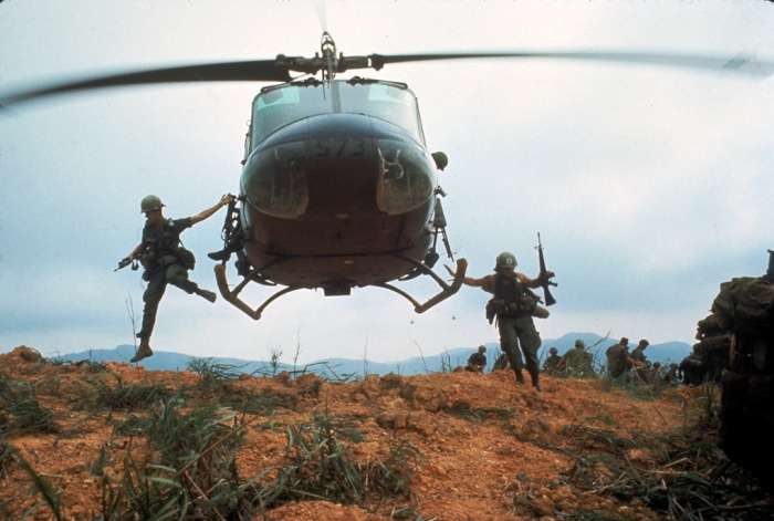 larry burrows vietnam photo