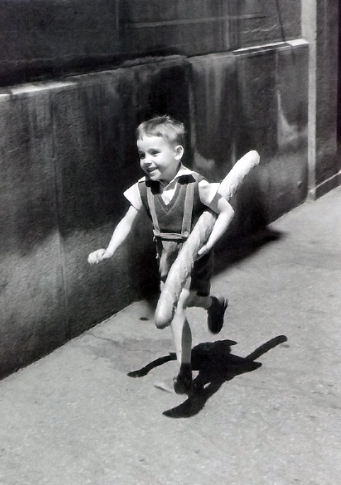 Willy Ronis et son petit parisien à la baguette